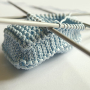 Knitted baby booties tutorial