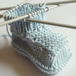 Free baby booties knitting pattern