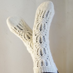 Knitting pattern for socks with cable and lace