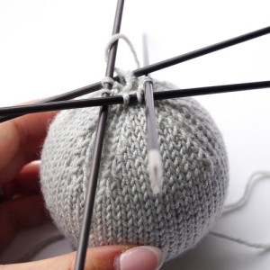 Knitting pattern for Christmas balls