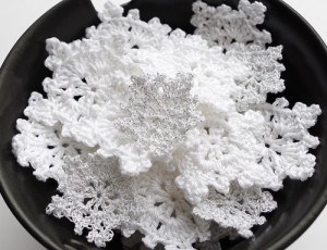 Tutorial on how to crochet simple snowflakes