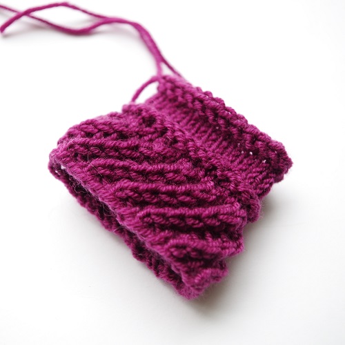 Knitting pattern for diagonal ribbing