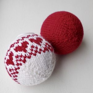 How to knit easy Christmas balls
