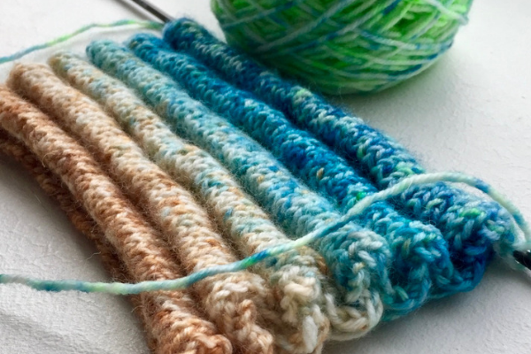 Knitted rolled pleats with variegated yarn
