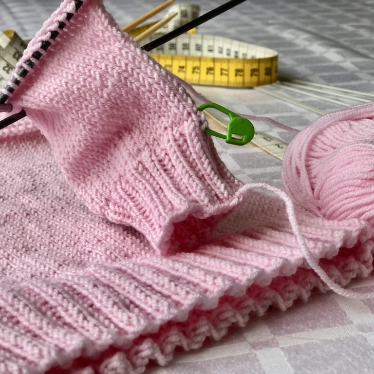 How to knit a baby sweater - Knitting Blog Pattern Duchess