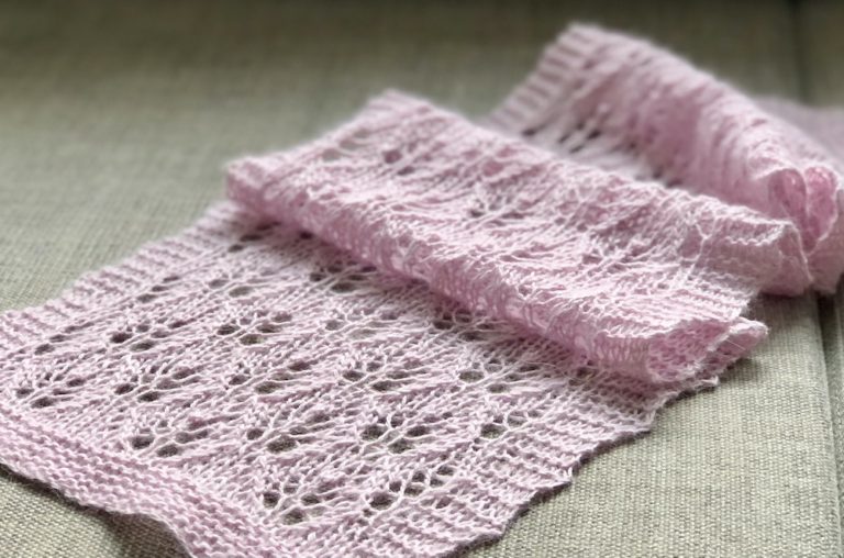 How to knit a lace scarf (for beginners) - Knitting Blog Pattern Duchess