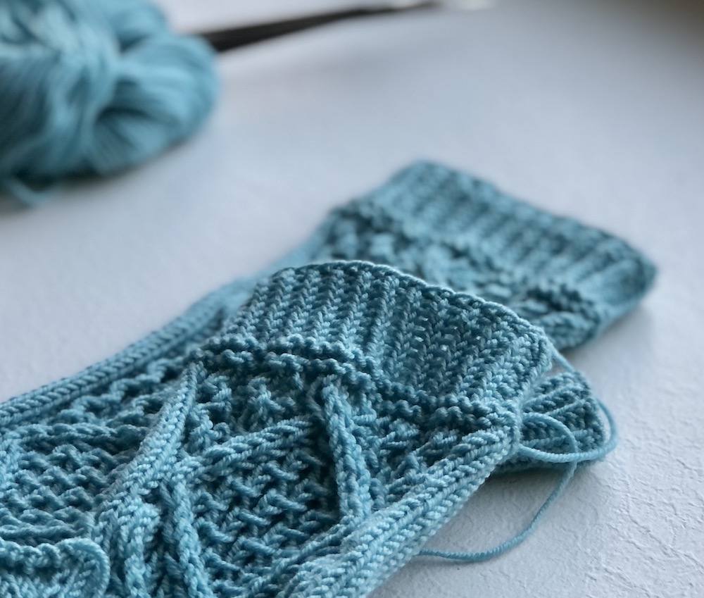 10 tools to use for cable knitting if you don't have a cable needle -  Knitting Blog Pattern Duchess